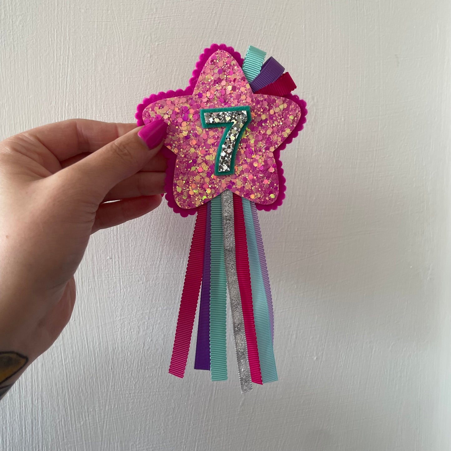 Scalloped Star Birthday badge with ribbons